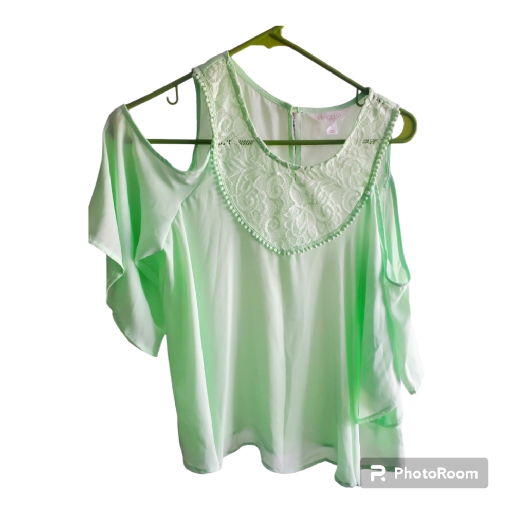 Shoulder cutout tunic